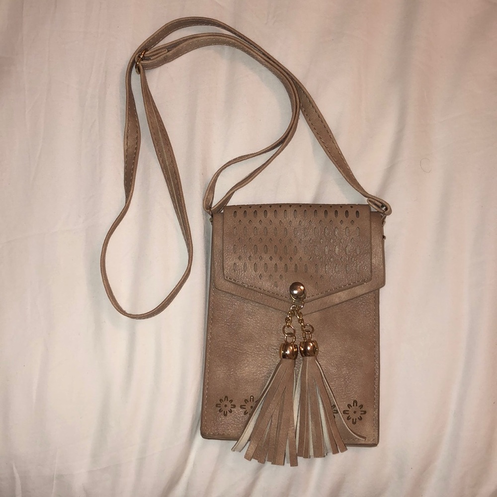 FREE ACCESSORY Faux leather phone-sized cross body